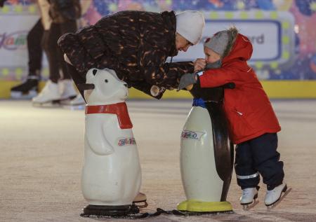 Москвичам разрешили не носить маски на катках