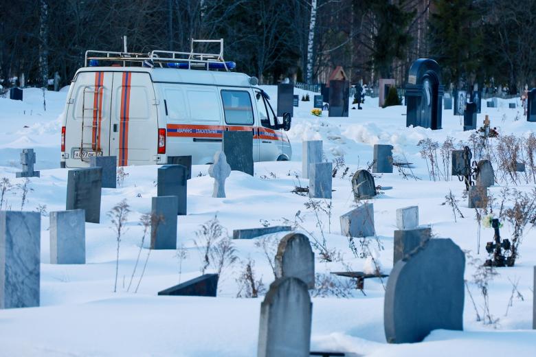Ивановская область. Машина МЧС на территории Богородского кладбища на дороге, ведущей к месту крушения военно-транспортного самолета Ил-76 недалеко от аэродрома Северный