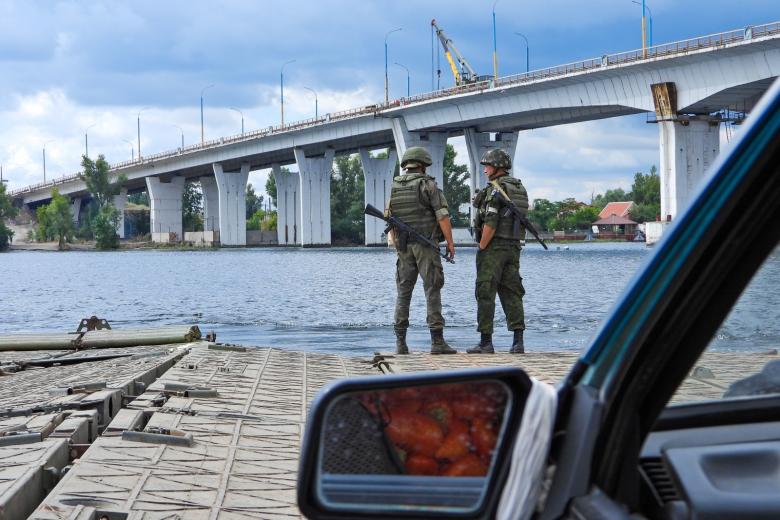 оеннослужащие на понтонном пароме во время переправы около Антоновского моста через реку Днепр
