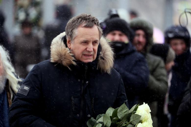 Актер, народный артист РФ Андрей Соколов идет к храму Христа Спасителя на церемонию прощания с народной артисткой СССР Инной Чуриковой