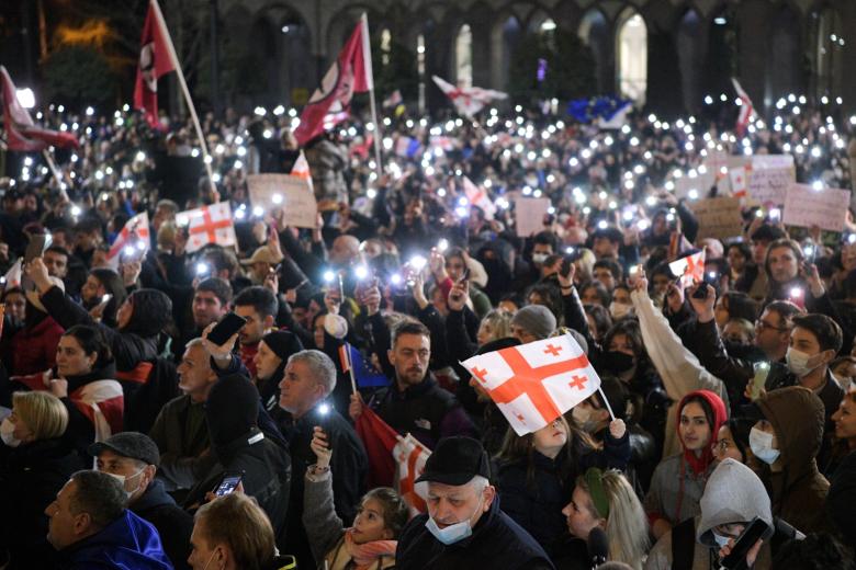 Грузия. Тбилиси. Участники акции протеста против законопроекта об иноагентах на проспекте Руставели
