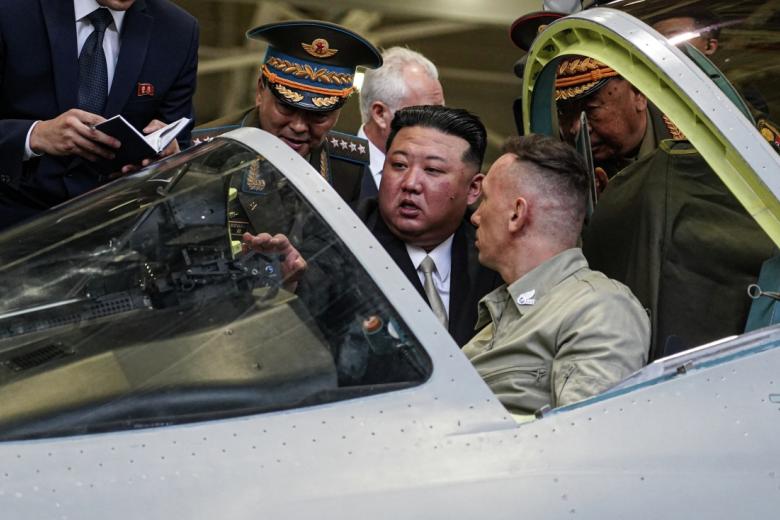 Ким Чен Ын осматривает многоцелевой истребитель Су-57 в цехе окончательной сборки самолетов Су-35 и Су-57 авиационного завода имени Ю. А. Гагарина в Комсомольск-на-Амуре
