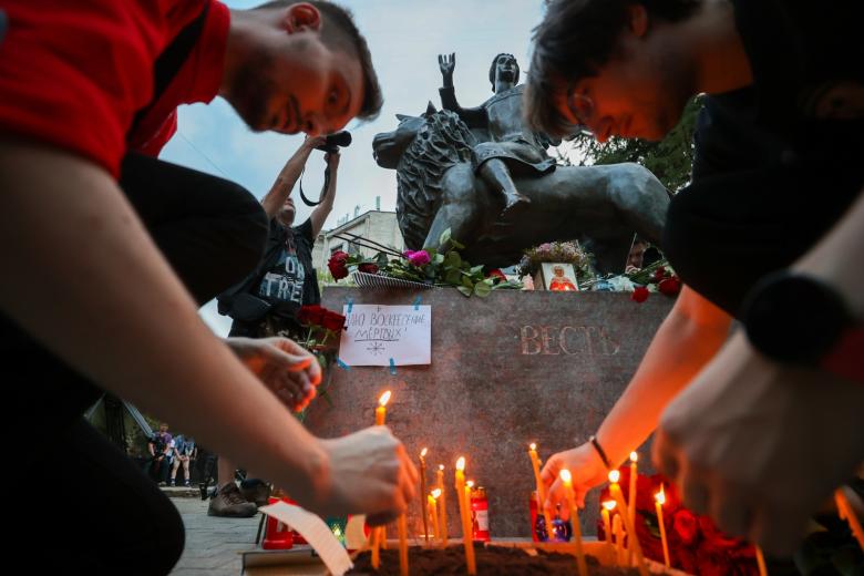Участники акции «Свеча памяти», посвященной погибшей журналистке Дарье Дугиной