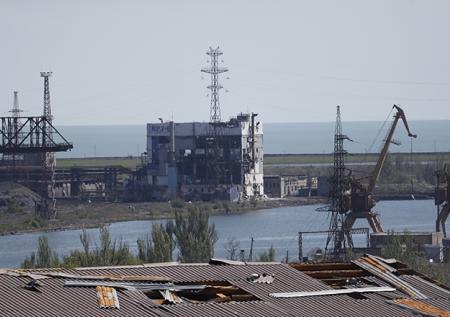 В ДНР заявили о подожжённом при отступлении ВСУ зерне в порту Мариуполя
