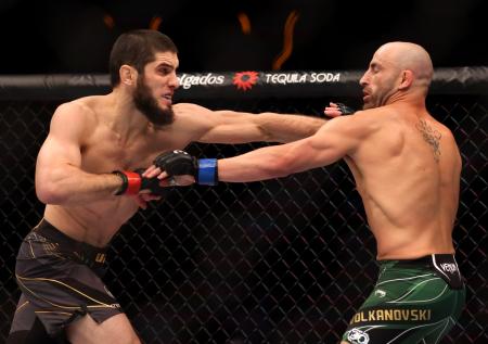 Не хватило Хабиба: Махачев с трудом удержал титул чемпиона UFC