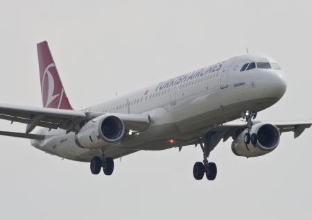 Шесть пассажиров самолета Turkish Airlines пострадали из-за турбулентности