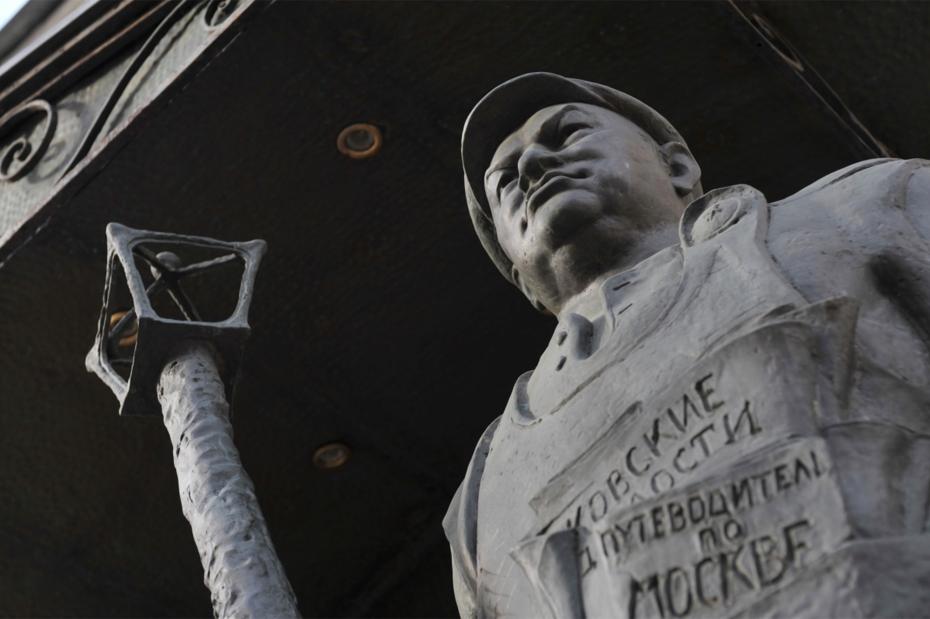 Памятник Юрию Лужкову около в образе дворника в Москве