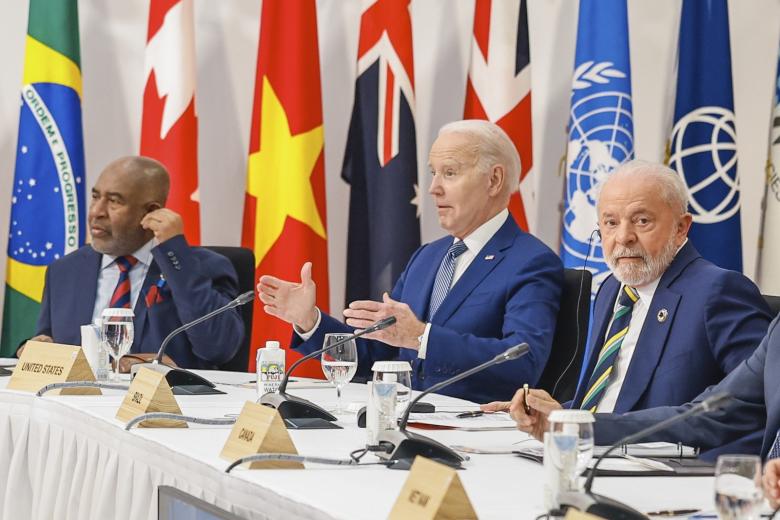 Джо Байден (в центре) на саммите G7 в Японии