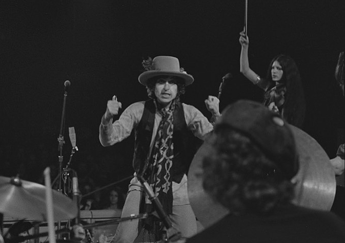 Прямой эфир на сцене во время Rolling Thunder Revue, 1975 год. Фото Кена Регана