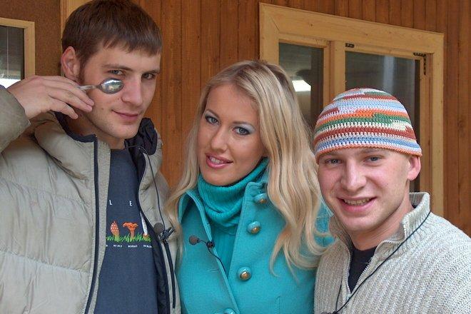 Ксения Собчак в окружении первых участников «Дома-2»