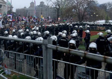Названо оружие, которое испытали на протестующих в Сербии