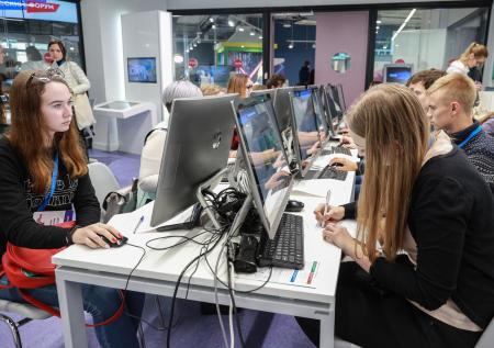 Стало известно, сколько времени на работе россияне тратят на личные дела
