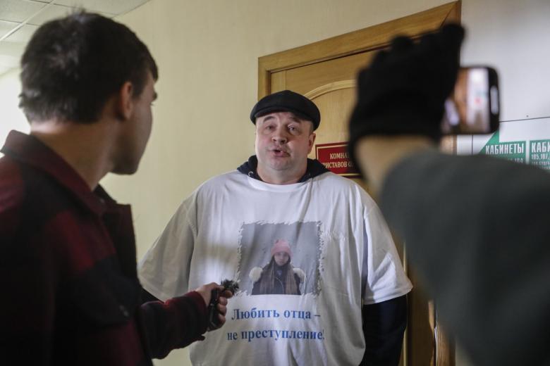 Роман, поддерживающий семью Москалевых, в футболке с портретом Маши Москалевой в Ефремовском межрайонном суде, где пройдет заседание по делу об ограничении в родительских правах отца и матери Маши Москалевой