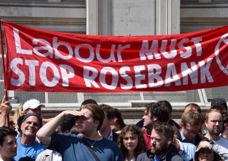Рейтинг правящей партии Британии упал до минимума со времен Второй мировой