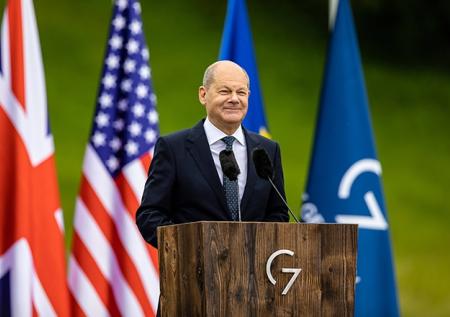 Шольц рассмеялся после вопроса о гарантиях безопасности для Украины