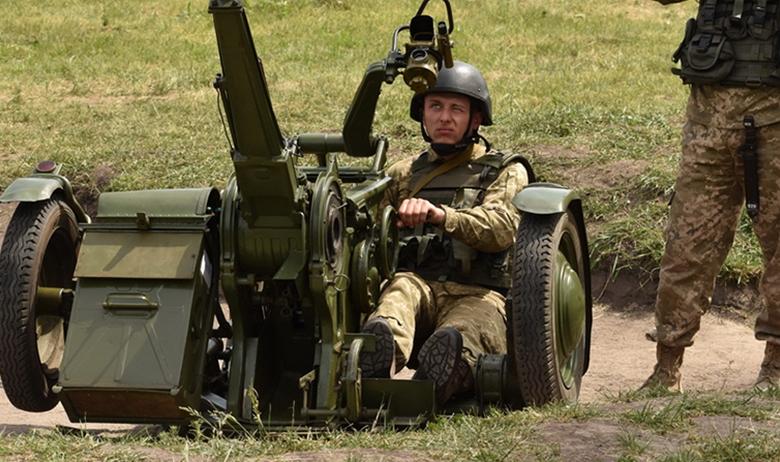 Солдат ВСУ ведёт огонь из зенитного орудия