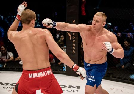 Трое в клетке, не считая девушки: российские бойцы успешно выступили на UFC