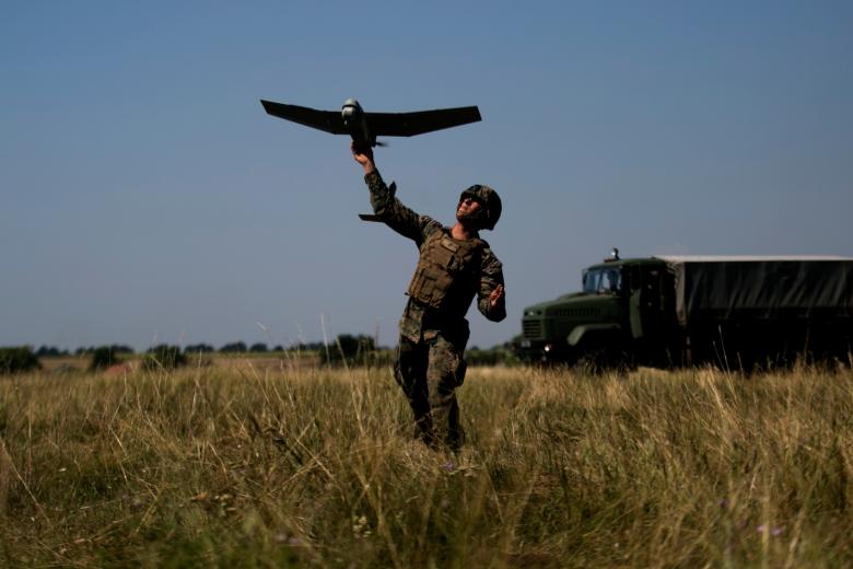 Запуск БПЛА украинским военнослужащим