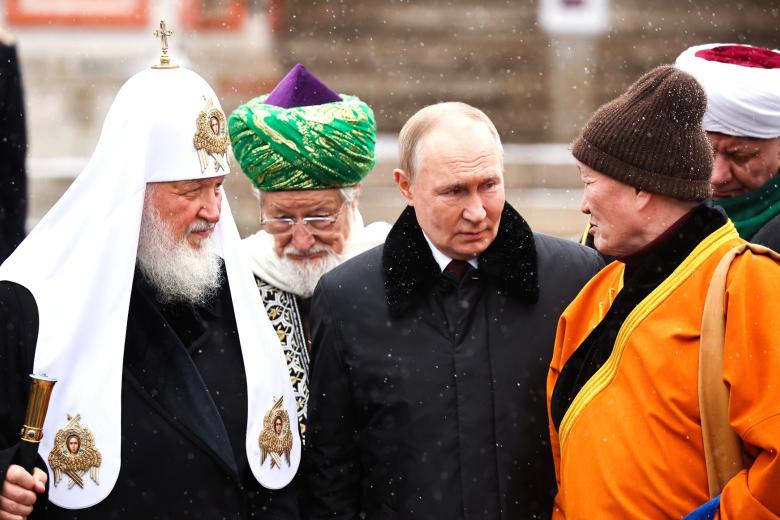 Владимир Путин с участниками церемонии возложения цветов к памятнику Кузьме Минину и Дмитрию Пожарскому