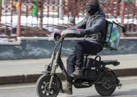 В Петербурге у курьеров начали отбирать электровелосипеды