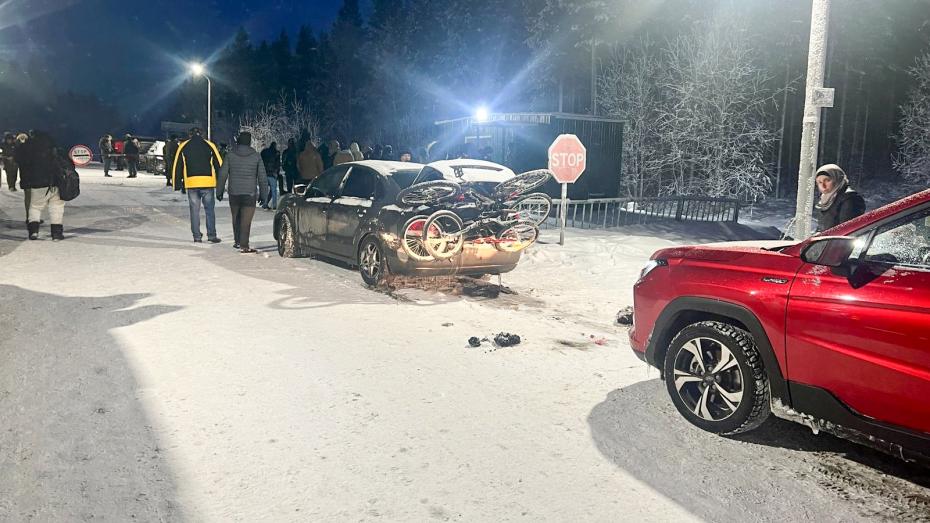 Ситуация около автомобильного пункта пропуска «Салла», где собрались несколько сотен человек в надежде пересечь границу РФ