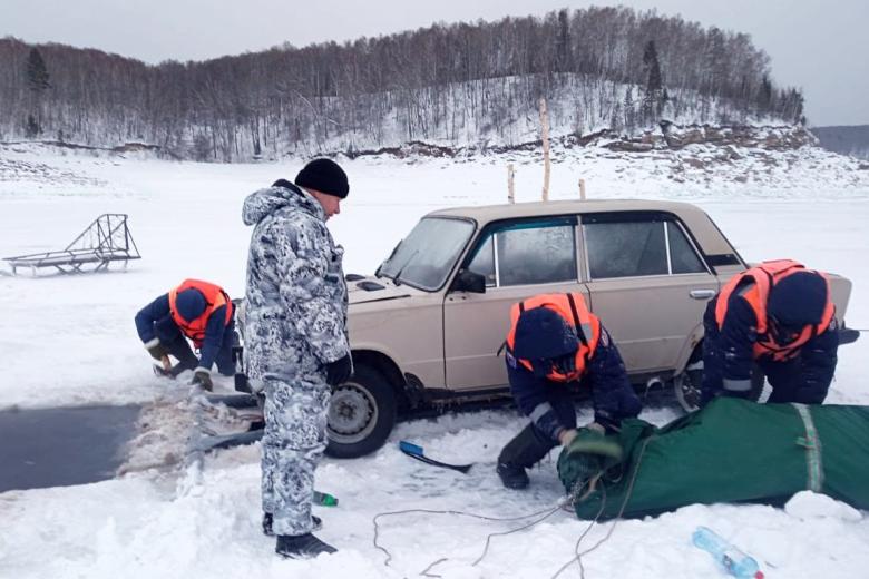 Спасатели подняли автомобиль с телом женщины, Красноярский край