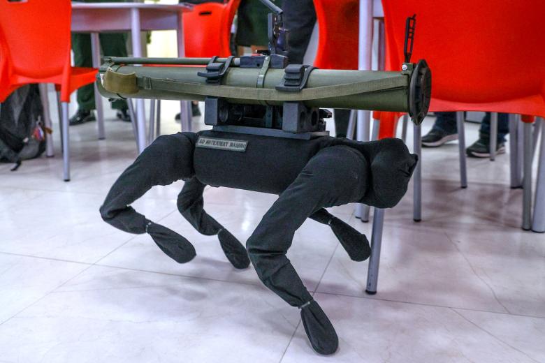 Роботизированный комплекс М-81 («Робопес»), вооруженный гранатометом