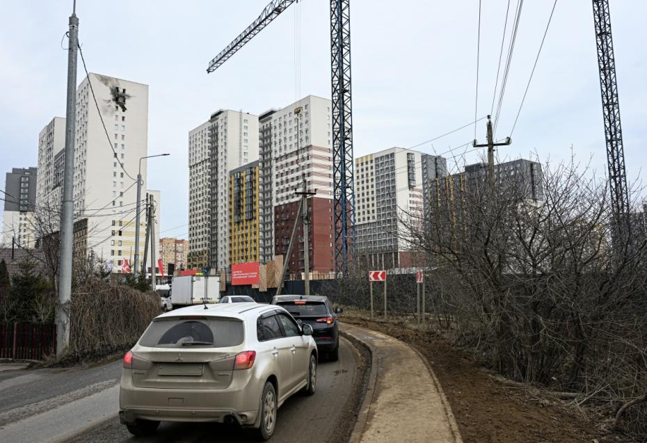 Жилой дом, поврежденный из-за падения обломков сбитого БПЛА на улице Западный квартал в Видном