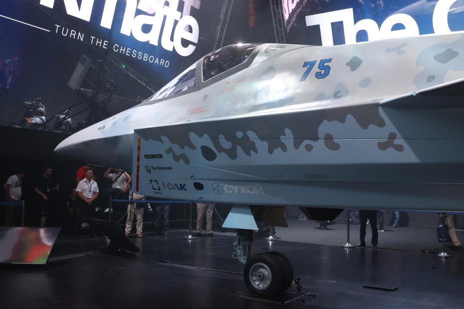 Су-75 — российский многофункциональный истребитель пятого поколения