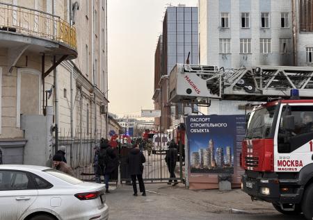 Появились кадры пожара, заставившего людей выпрыгивать из окон в Москве