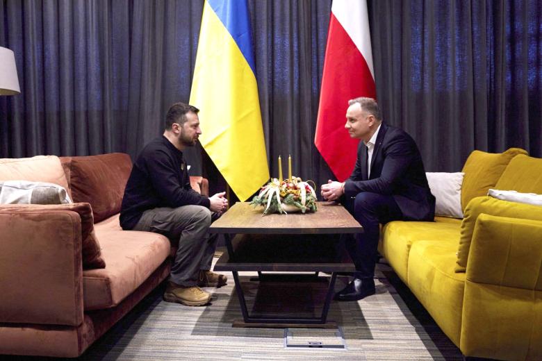 Президент Украины Владимир Зеленский (слева) проводит переговоры с президентом Польши Анджеем Дудой