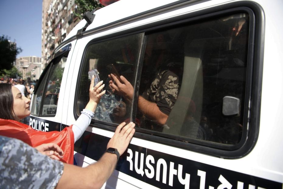 Задержанные участники протеста на фоне эскалации в Нагорном Карабахе на площади Республики в Ереване в полицейском автомобиле