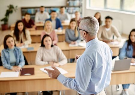 Омбудсмен оценила идею разрешить экс-заключенным преподавать