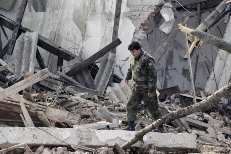 Югославия. Крагуевац. 31 марта 1999 г. У разрушенной бомбой военной казармы в городе Крагуевац