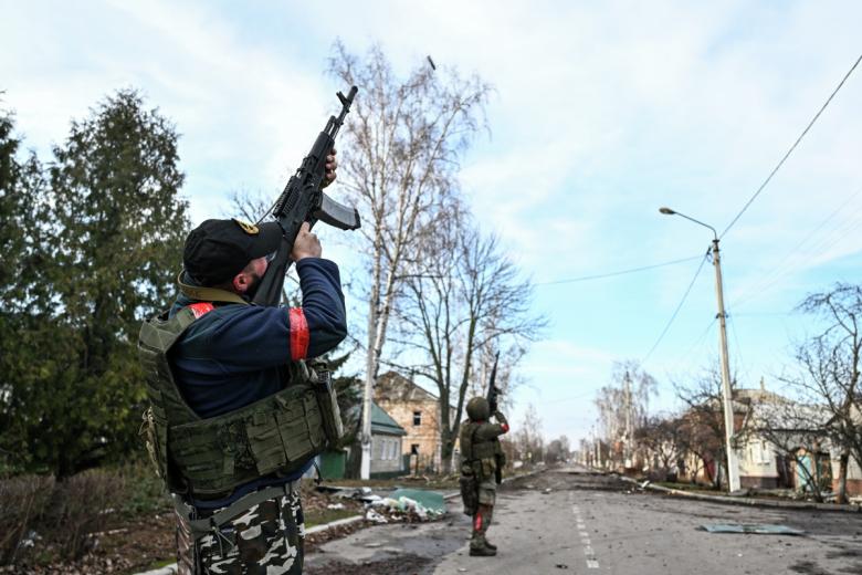 Военнослужащие СпН «Ахмат» МО РФ ведут огонь по БПЛА в городе Судже