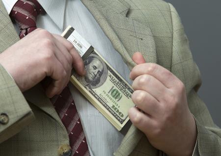 Дагестанский прокурор вымогал валюту у подчинённого