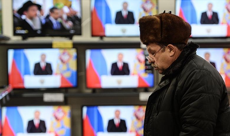 Мужчина в магазине «М-Видео»