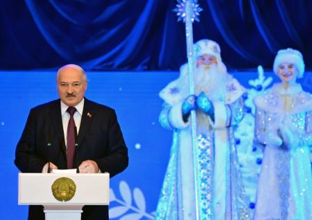Лукашенко подарил журналистам кроликов в преддверии Нового года 