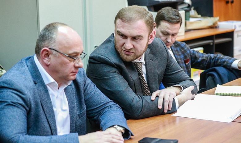 Рауф Арашуков (в центре) 