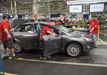 Бастующие работники Ford добились повышения зарплат