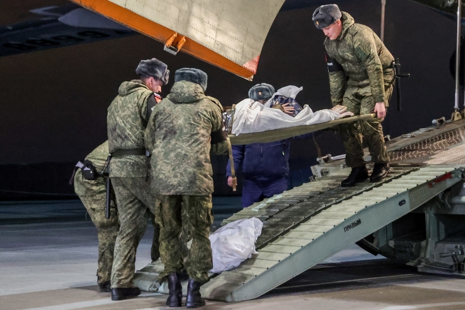 Сотрудники военной полиции и российский военнослужащий, освобожденный из плена после переговорного процесса с властями Украины