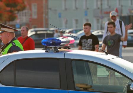 Иркутских полицейских посадили за попытку разбудить человека электрошокером