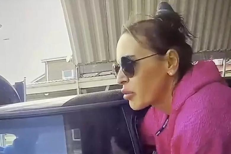 Наталья Вовк во время выезда со своей дочерью через госграницу из Псковской области России в Эстонию