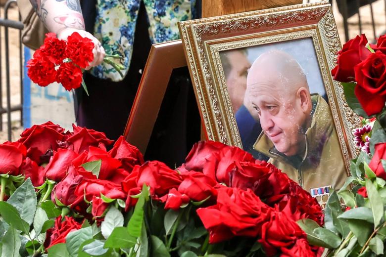 Санкт-Петербург. Цветы у портрета Евгения Пригожина на могиле на Пороховском кладбище