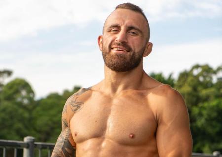 Чемпион UFC изобразил, как мочится на портрет соперника