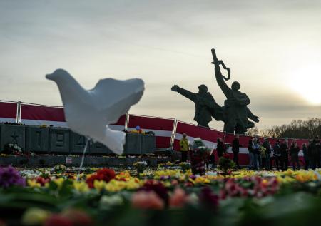 «Тяжелейшая рана»: депутат Госдумы осудил снос памятника Освободителям Риги