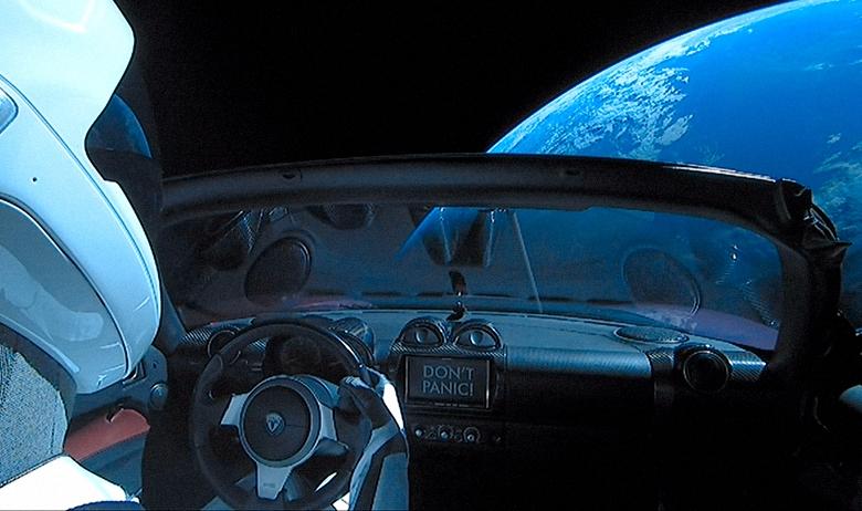 Электрокар Tesla Roadster Илона Маска, запущенный в космос ракетой Falcon Heavy