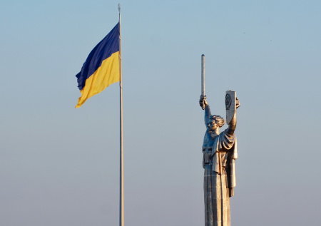 Природа надругалась над Киевом: что стало с самым большим флагом Украины