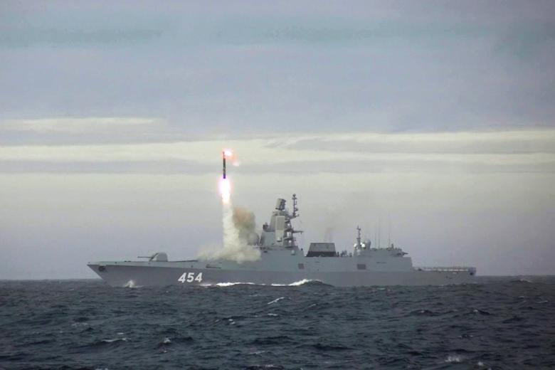 Российский фрегат «Адмирал Горшков» во время выполнения стрельбы гиперзвуковой ракетой «Циркон»