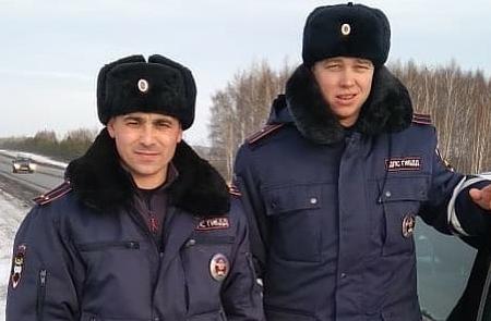 Сотрудники ГИБДД не дали замёрзнуть на трассе семье из Казани